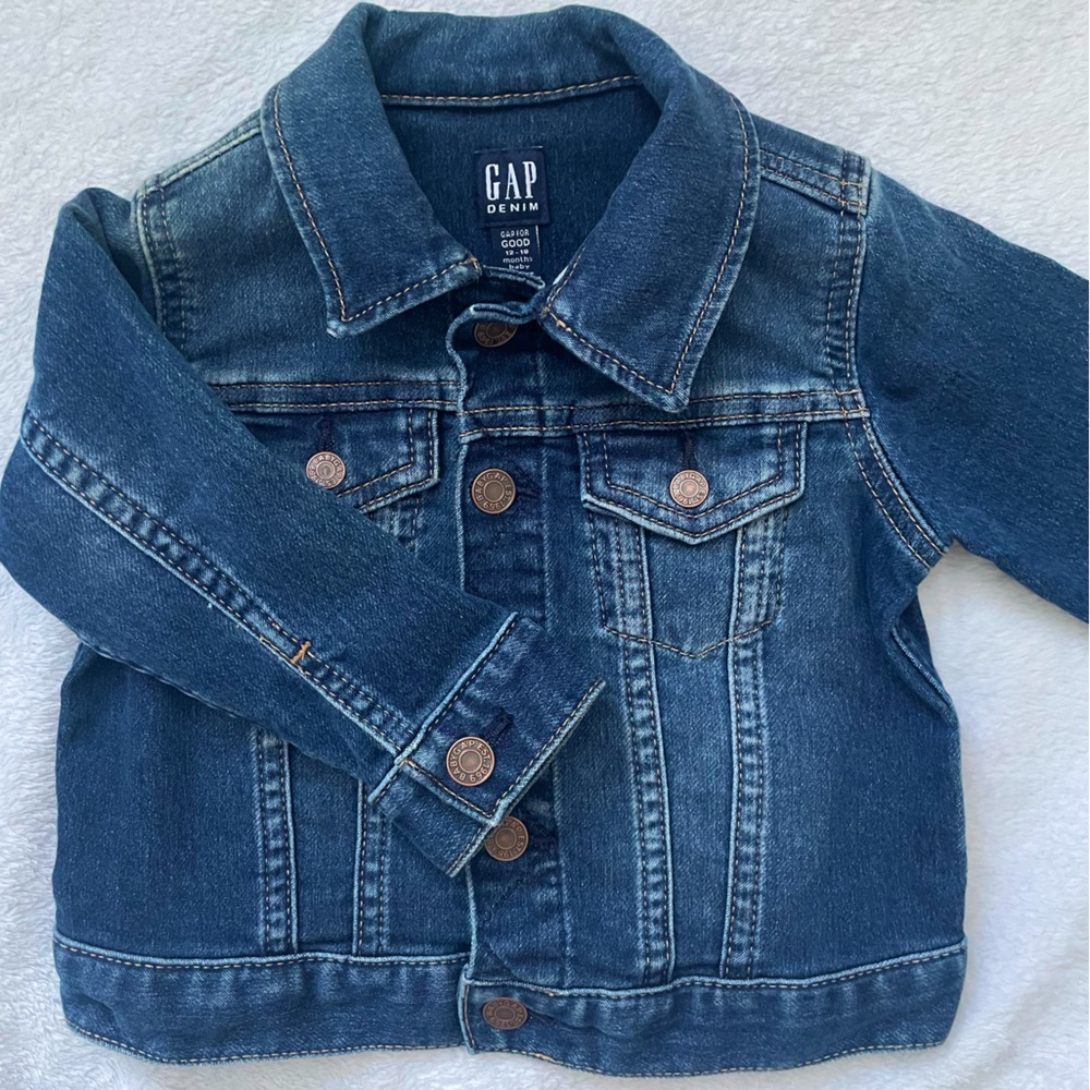 Gap denim jean jacket 12-18 months. Excellent condition.